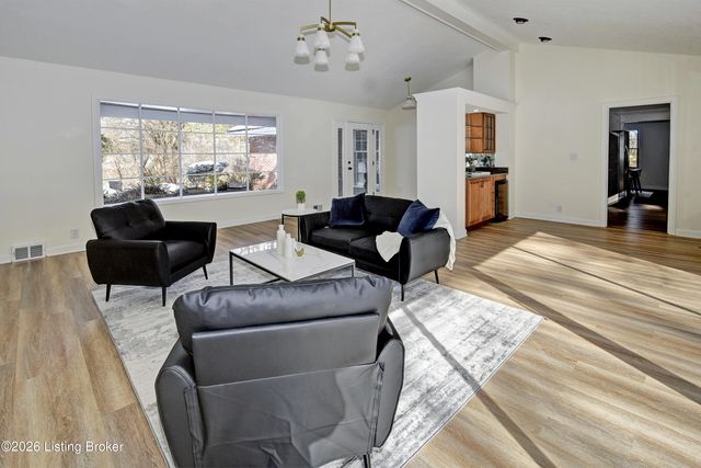 6404 Winthrop Ln, Louisville, KY 40222