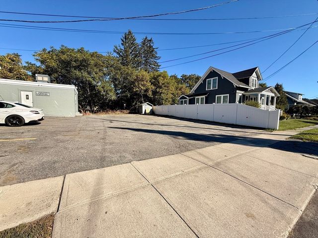 487 Burncoat St, Worcester, MA 01606