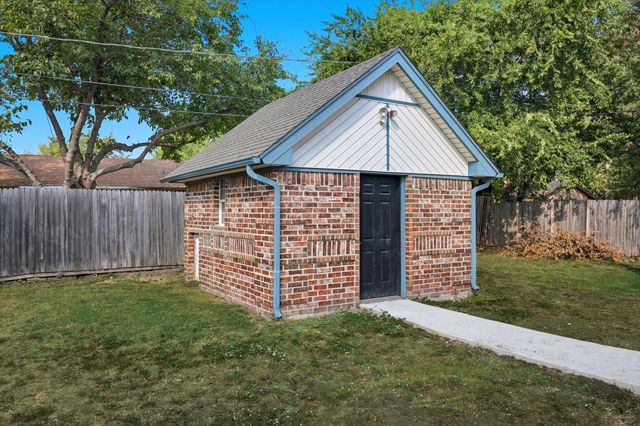 800 Colony Court, Blue Mound, TX 76131