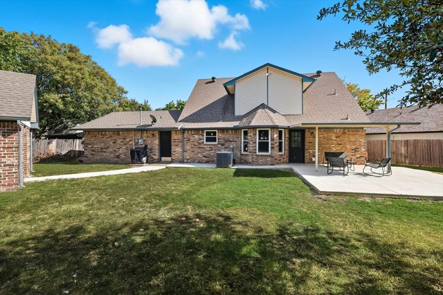 800 Colony Court, Blue Mound, TX 76131