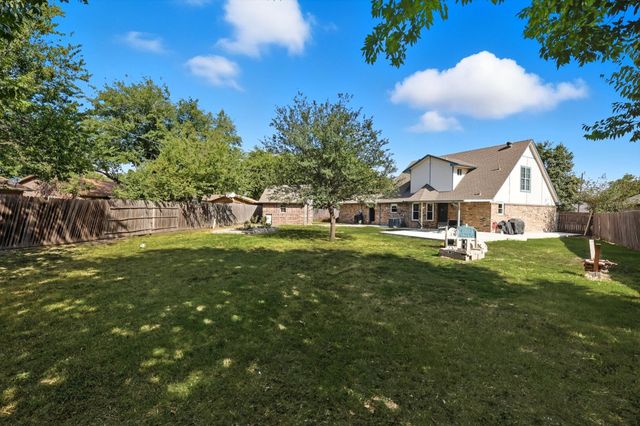800 Colony Court, Blue Mound, TX 76131