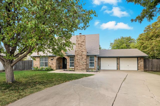 800 Colony Court, Blue Mound, TX 76131