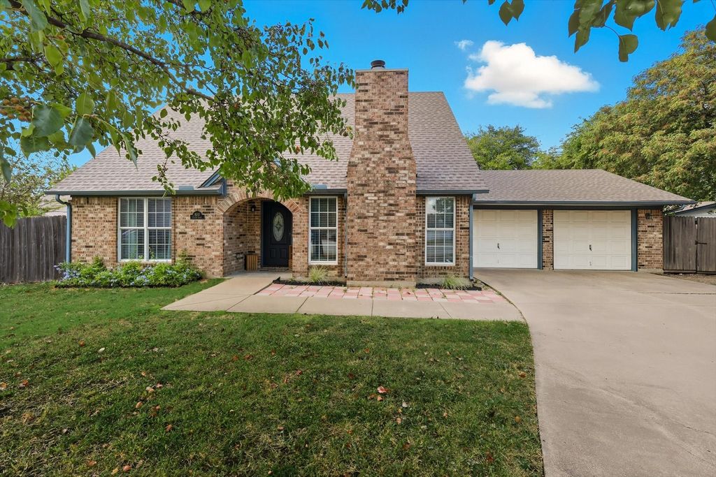 800 Colony Court, Blue Mound, TX 76131