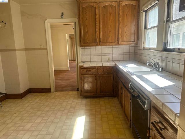 2533 Harrington Ave, Oakland, CA 94601