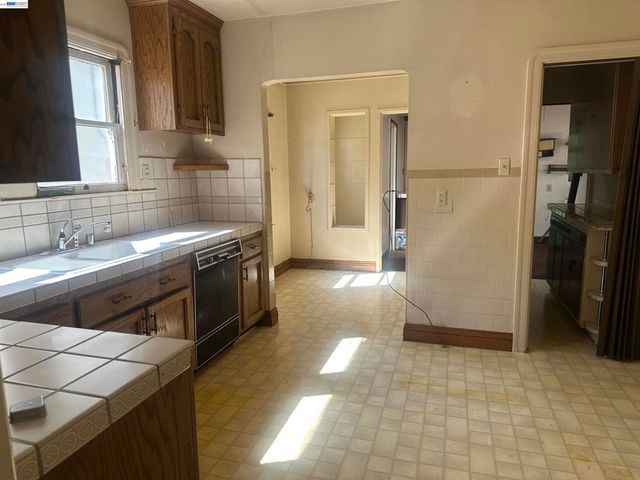 2533 Harrington Ave, Oakland, CA 94601