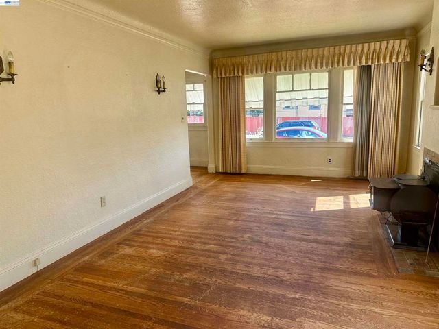 2533 Harrington Ave, Oakland, CA 94601