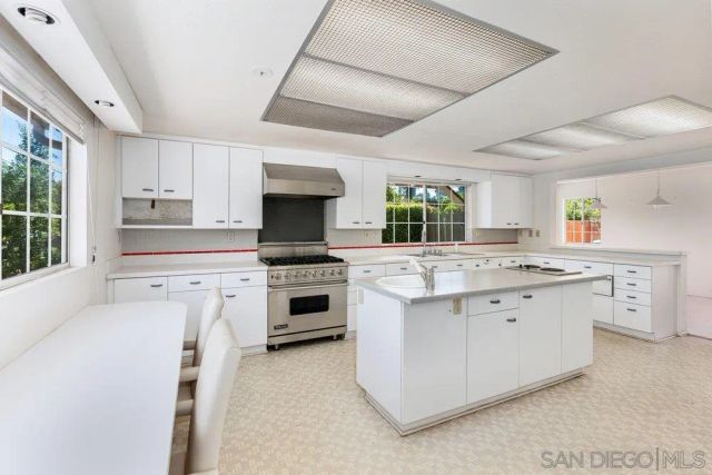 9520 Poole St, La Jolla, CA 92037