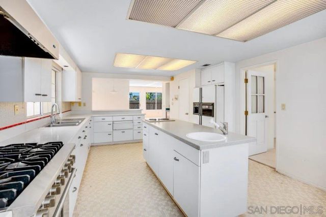 9520 Poole St, La Jolla, CA 92037