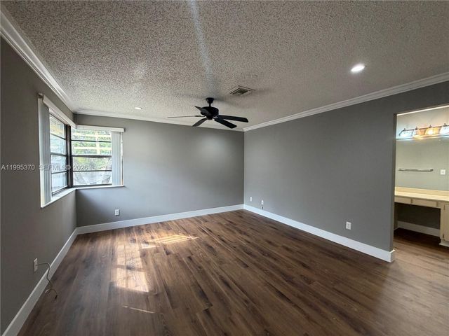 323 Ives Dairy Rd 343-05, Miami, FL 33179