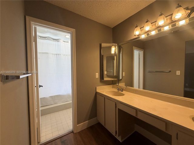 323 Ives Dairy Rd 343-05, Miami, FL 33179