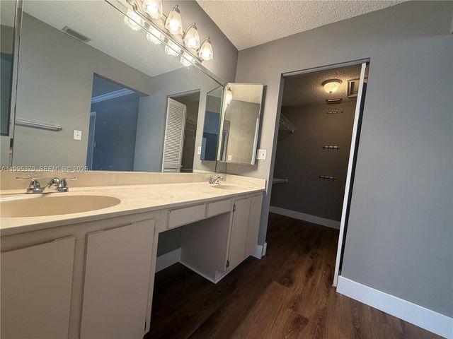 323 Ives Dairy Rd 343-05, Miami, FL 33179