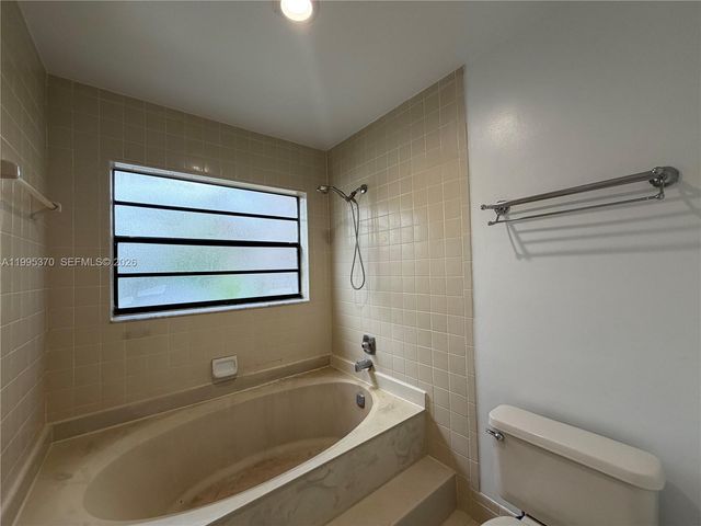 323 Ives Dairy Rd 343-05, Miami, FL 33179