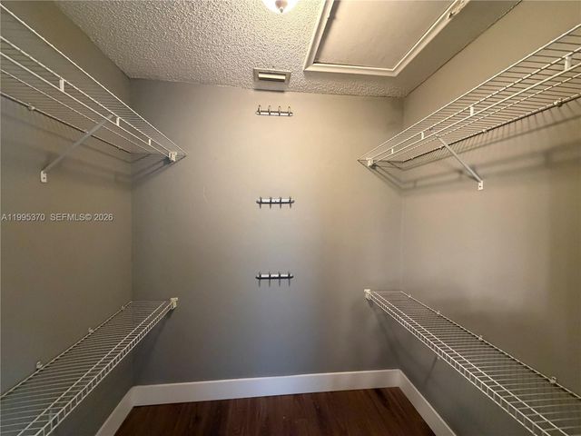 323 Ives Dairy Rd 343-05, Miami, FL 33179