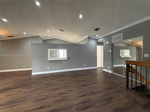 323 Ives Dairy Rd 343-05, Miami, FL 33179