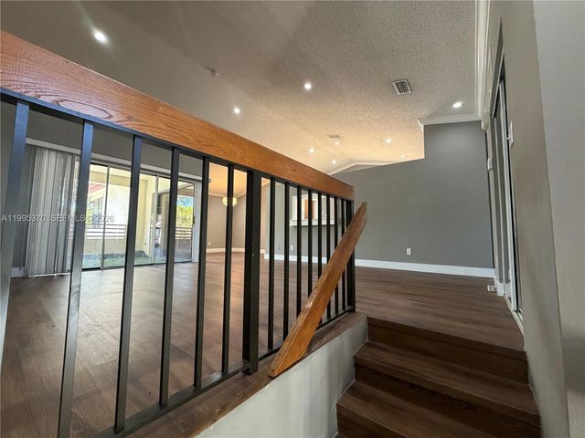 323 Ives Dairy Rd 343-05, Miami, FL 33179