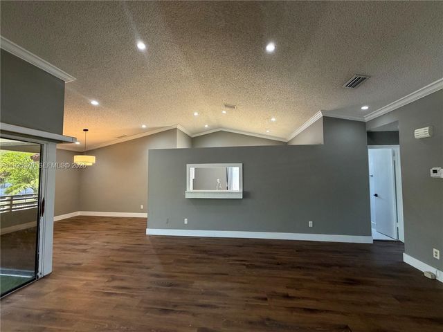 323 Ives Dairy Rd 343-05, Miami, FL 33179