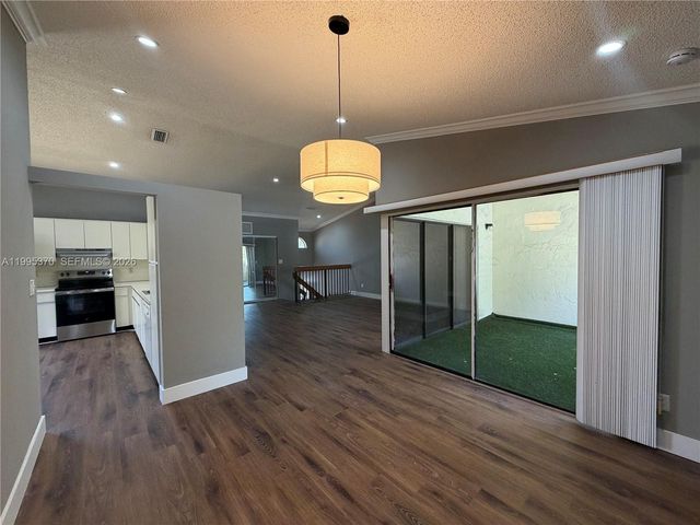 323 Ives Dairy Rd 343-05, Miami, FL 33179