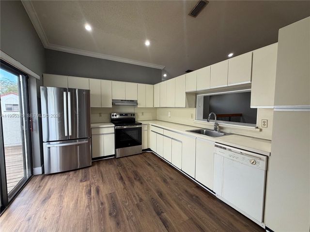 323 Ives Dairy Rd 343-05, Miami, FL 33179