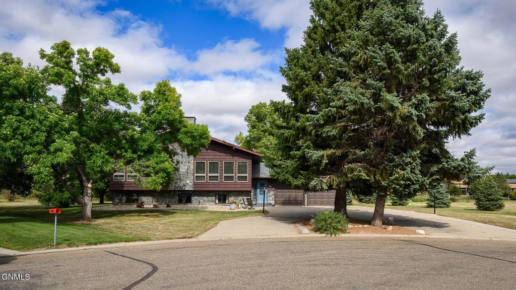 319 5th Avenue NW, Hazen, ND 58545 photo 2