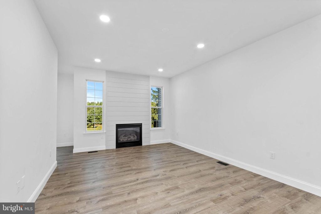1091 BUCKINGHAM DR, West Deptford, NJ 08086