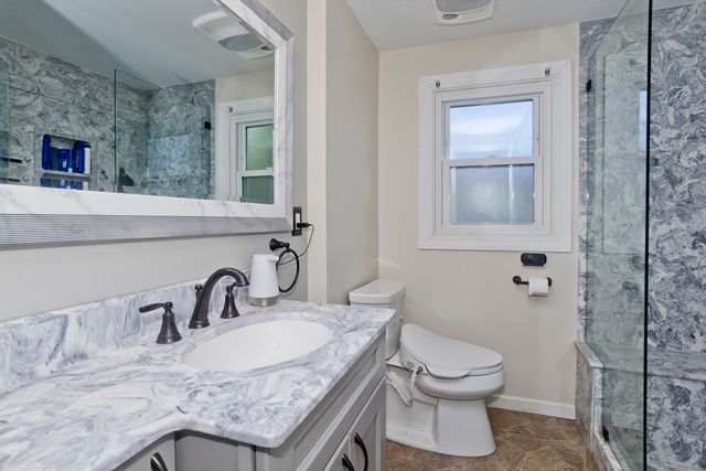 78 Glendale St, Chicopee, MA 01020