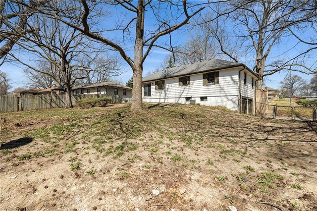 8825 Mcelroy Road, Kansas City, MO 64134