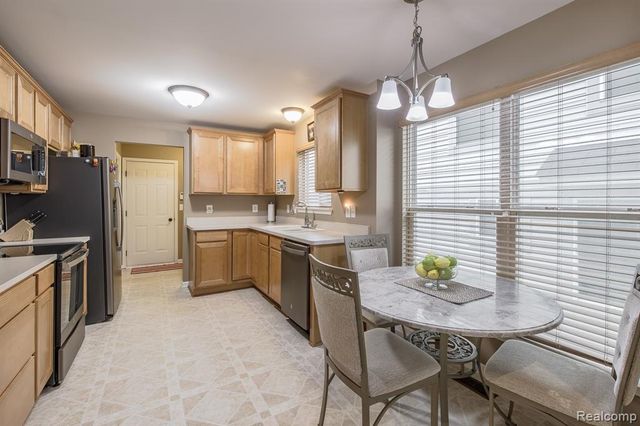 8213 Sequoia Lane, White Lake, MI 48386