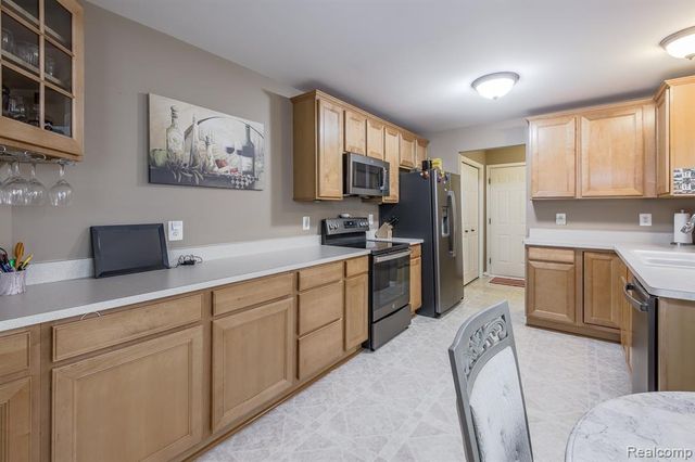 8213 Sequoia Lane, White Lake, MI 48386