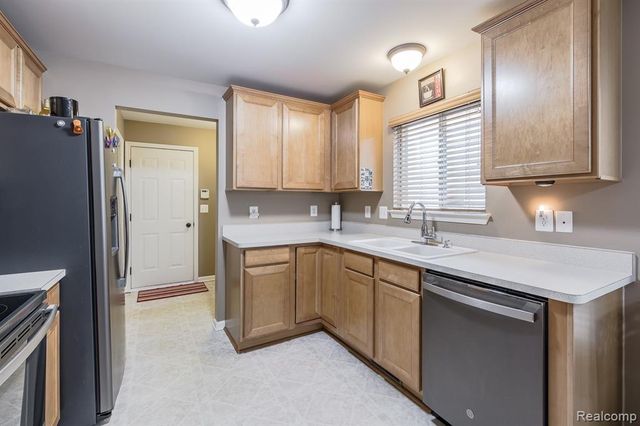 8213 Sequoia Lane, White Lake, MI 48386