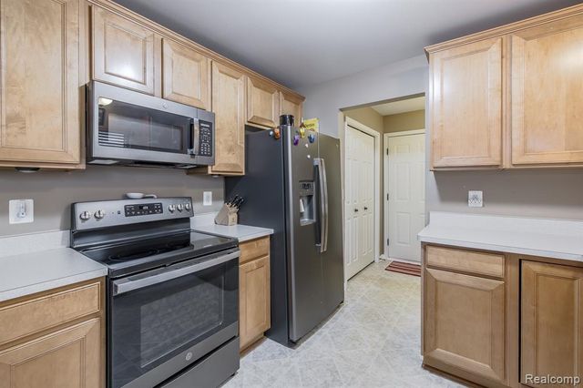 8213 Sequoia Lane, White Lake, MI 48386