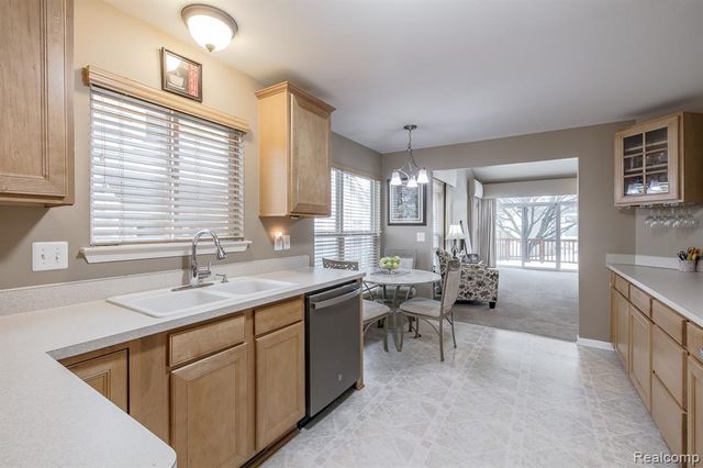 8213 Sequoia Lane, White Lake, MI 48386