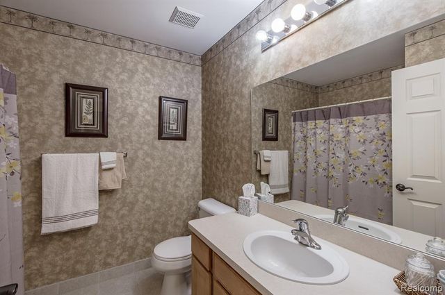 8213 Sequoia Lane, White Lake, MI 48386