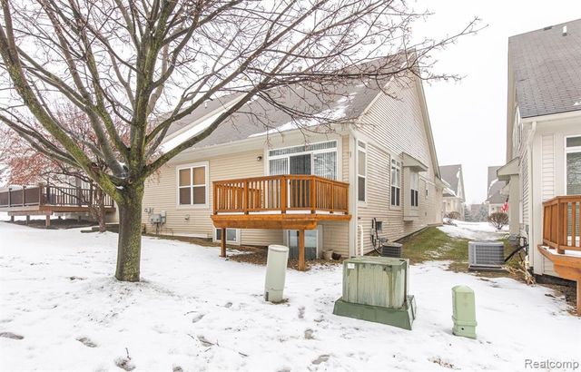 8213 Sequoia Lane, White Lake, MI 48386