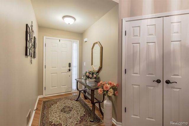 8213 Sequoia Lane, White Lake, MI 48386