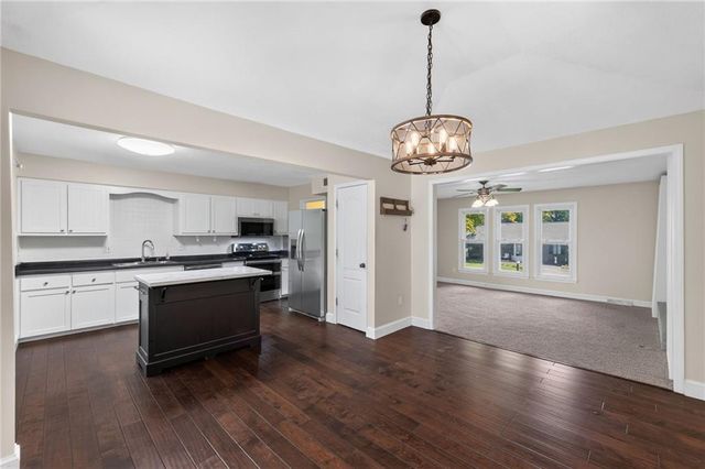 5524 NW Raintree Drive, Kansas City, MO 64152