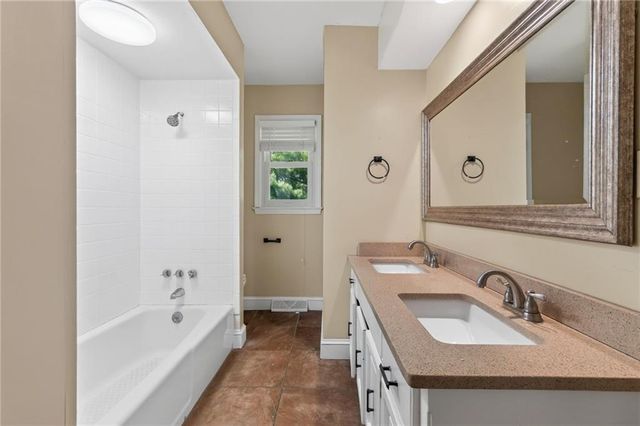 5524 NW Raintree Drive, Kansas City, MO 64152