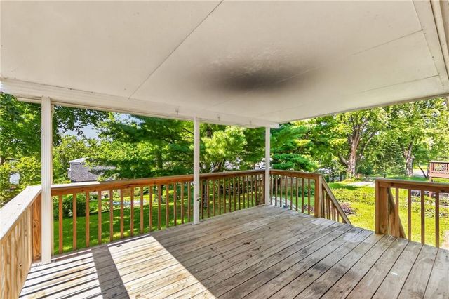 5524 NW Raintree Drive, Kansas City, MO 64152