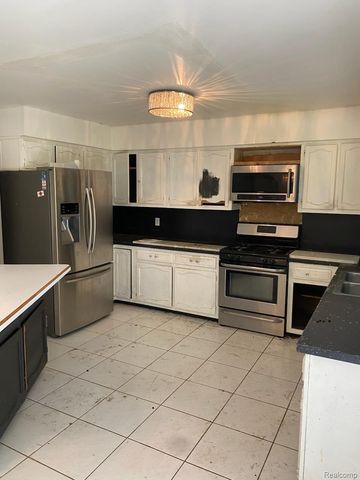 39910 Donahue Drive, Clinton Charter Township, MI 48038