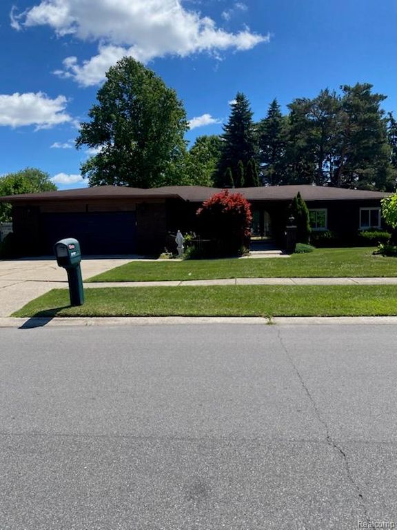 39910 Donahue Drive, Clinton Charter Township, MI 48038