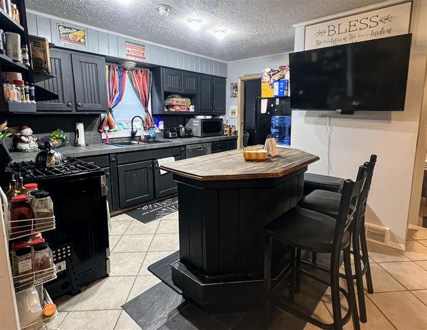 6340 S. Quarterline Road, Spring Lake, MI 49456