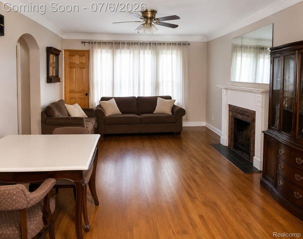 20882 Hawthorne Street, Harper Woods, MI 48225