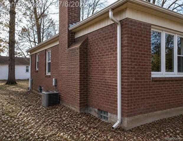 20882 Hawthorne Street, Harper Woods, MI 48225