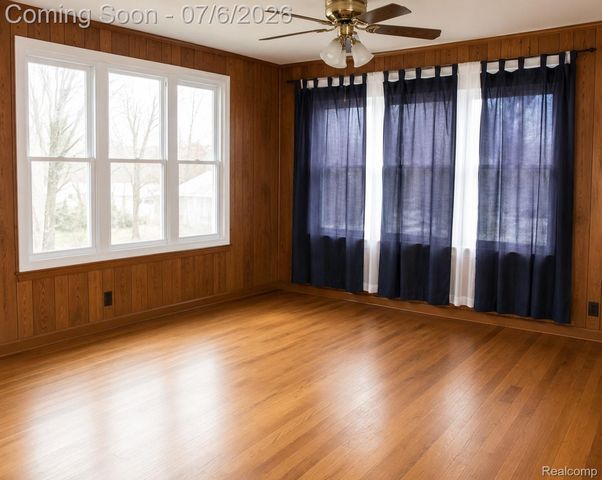 20882 Hawthorne Street, Harper Woods, MI 48225