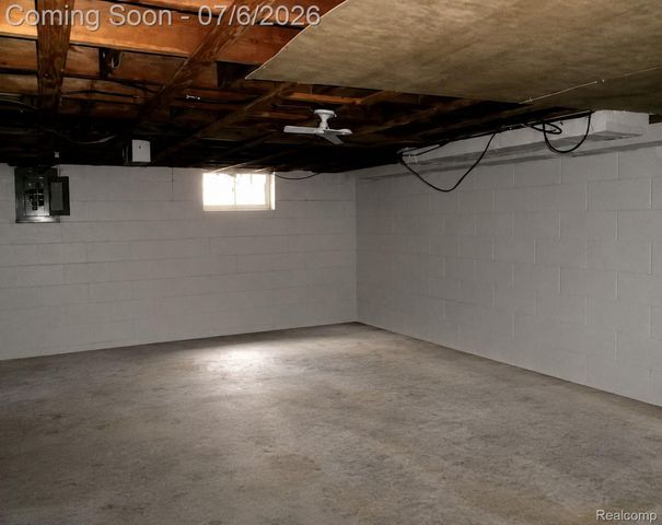 20882 Hawthorne Street, Harper Woods, MI 48225