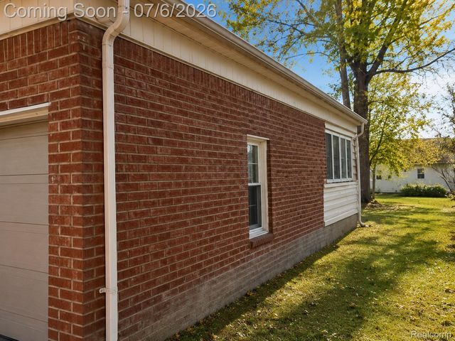 20882 Hawthorne Street, Harper Woods, MI 48225