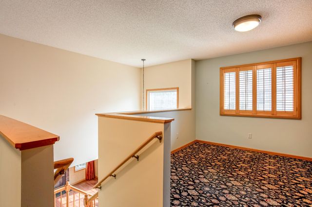 1043 Lovell Lane S, Roseville, MN 55113