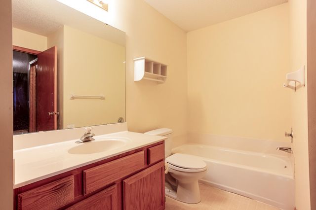 1043 Lovell Lane S, Roseville, MN 55113