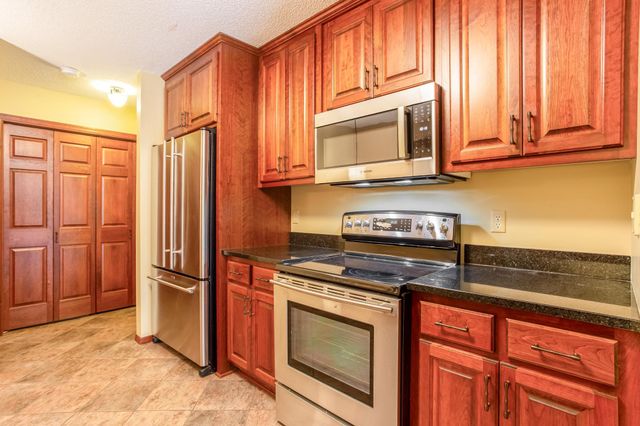 1043 Lovell Lane S, Roseville, MN 55113