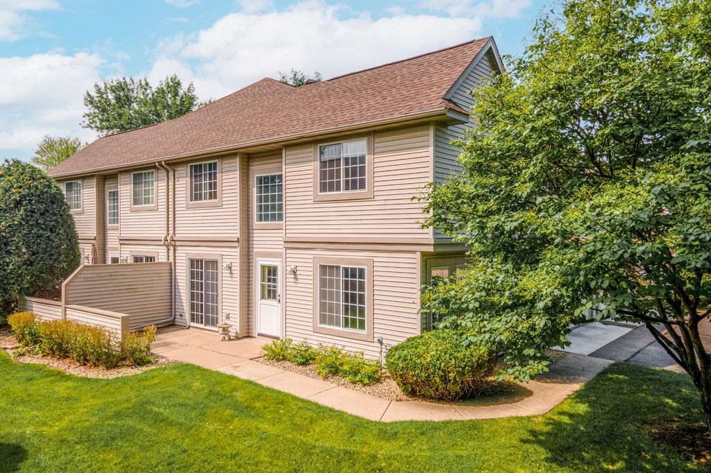 1043 Lovell Lane S, Roseville, MN 55113