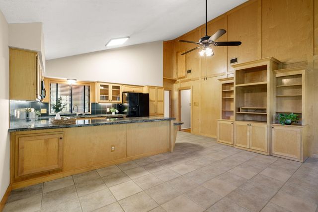 2 N Timber Top Dr, The Woodlands, TX 77380